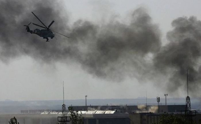 
Fum gros se ridică de pe aeroprtul din Doneţk după ce elicopterele ucrainene au lansat mai multe rachete.