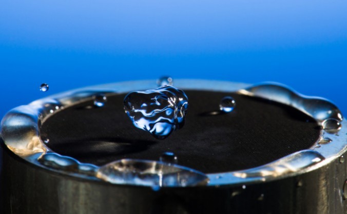 Universitatea din Rochester a găsit o modalitate de a face metalele mai hidrofobe, cu ajutorul laserelor