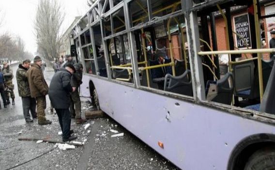 Localnicii inspectează staţia de autobuz atacată joi, 22 ianuarie 2015, în centrul oraşului Doneţk.