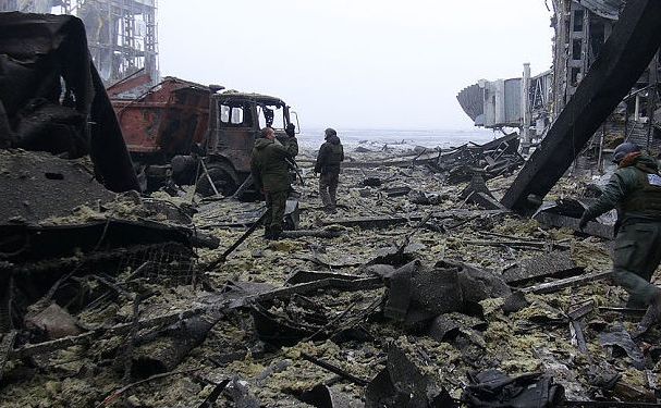 
Rebeli separatişti ai echipei "Sparta" se află pe aeroportul distrus Doneţk, 21 ianuarie 2015.