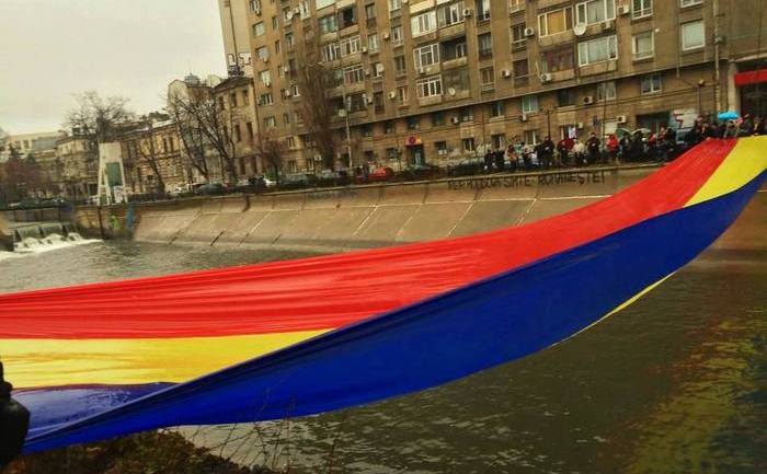 Pod tricolor peste Dâmboviţa, Bucureşti, 24 ianuarie 2015.