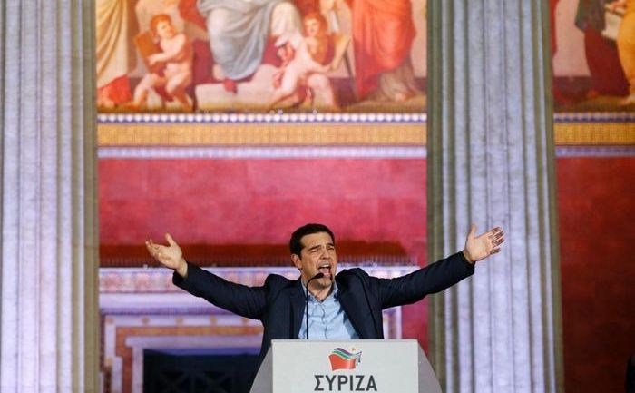 

Liderul partidului de extremă stânga Syriza, Alexis Tsipras, se adresează susţinătorilor după câştigarea alegerilor din 25 ianuarie 2015, Atena, Grecia.
