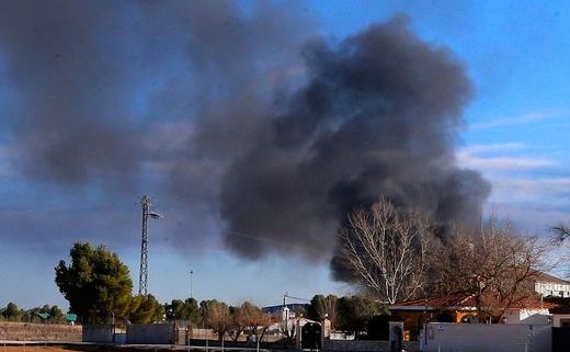 Fumul se ridică după prabuşirea unui avion de luptă F-16 la o bază militară din Albacete, Spania, 26 ianuarie 2015. (Captură Foto)
