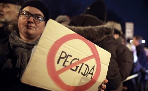 
Oamenii participă la un miting anti-PEGIDA in Cologne, vestul Germaniei, 5 ianuarie 2015.