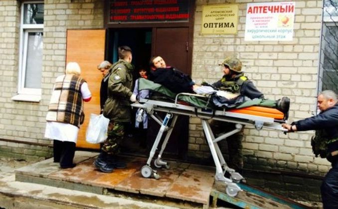

Victime ale conflictului armat sosesc la spitalul Artemivsk din oraşul Debalţevo.
