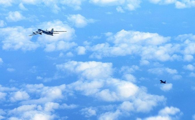 
Un bombardier rusesc este escortat de un avion al Forţei Aeriene Regale britanice în apropierea spaţiului aerian britanic în 2014.