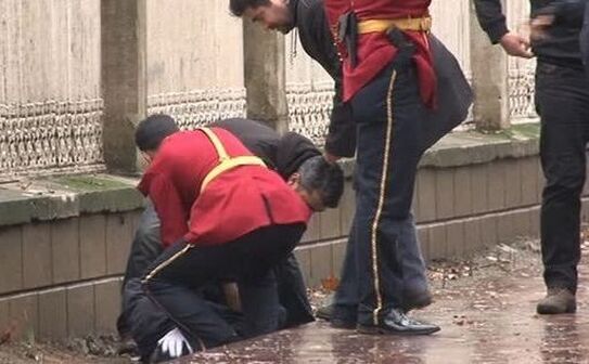 Poliţia arestează un bărbat înarmat care a atacat palatul prezidenţial din Istanbul, 1 ianuarie 2015. (Captură Foto)