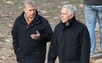 Prinţul Andrew al Marii Britanii (st) se plimbă alături de Jeffrey Epstein în New   York, arhivă. (Captură Foto)