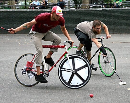 Bike Polo (polo pe bicicletă) (Facebook)