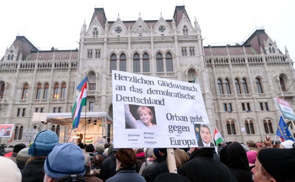 
Manifestanţii ungari protestează în 1 februarie 2015 în faţa clădirii Parlamentului din Budapesta împotriva politicilor guvernului Orban.
