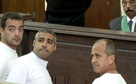 
Jurnalistul Peter Greste (dr) într-o sală de tribunal din Cairo, alături de Baher Mohamed şi Mohamed Fahmy, aprilie 2014.