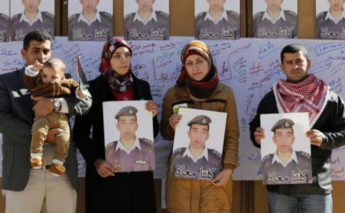 Rudele pilotului iordanian Muath al-Kasaesbeh capturat de Statul Islamic participă la un miting organizat de studenţi la Universitatea din Amman pentru eliberarea sa, 3 februarie 2015. (Captură Foto)