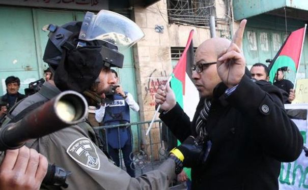 
Un soldat israelian confruntă un manifestant palestinian in Cisiordania, 2 februarie 2015.