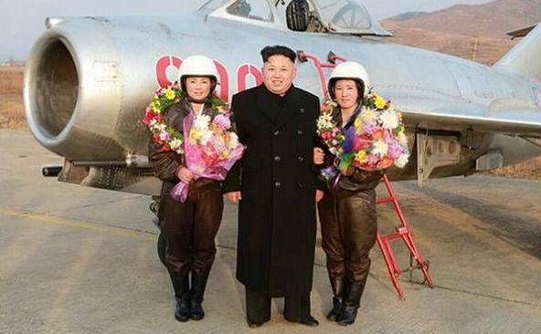 Kim Jong-un alături de două femei pilot la o bază aeriană din Coreea de Nord. (Captură Foto)