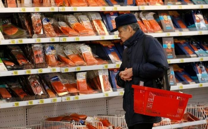 
Un client caută produse într-un supermarket din Moscova. 