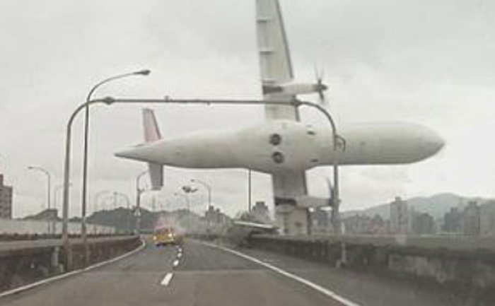 Zborul GE235 cu 58 de oameni la bord s-a prăbuşit miercuri în raul Keelung din nordul Taiwanului. (Captură Foto)