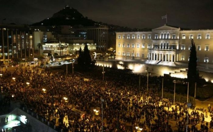 Mii de greci au protestat în faţa Parlamentului din Atena împotriva deciziei BCE de a şantaja băncile elene, 5 februarie 2015. (Captură Foto)