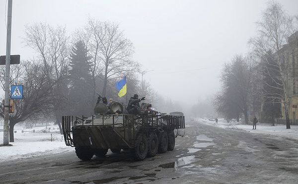 

Un blindat ucrainean trece pe o stradă centrală din oraşul Debalţeve, 20 ianuarie 2015.
