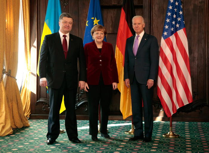 Petro Poroşenko, Angela Merkel şi Joe Biden înaintea unei sedinţe bilaterale de la Conferinţa de la Munchen, 7 februarie 2015 in Munich