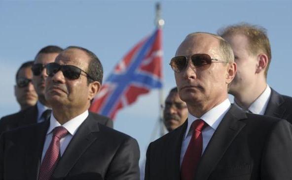 Preşedintele rus Vladimir Putin (dr) şi omologul său egiptean Abdel Fattah el-Sisi. (Captură Foto)