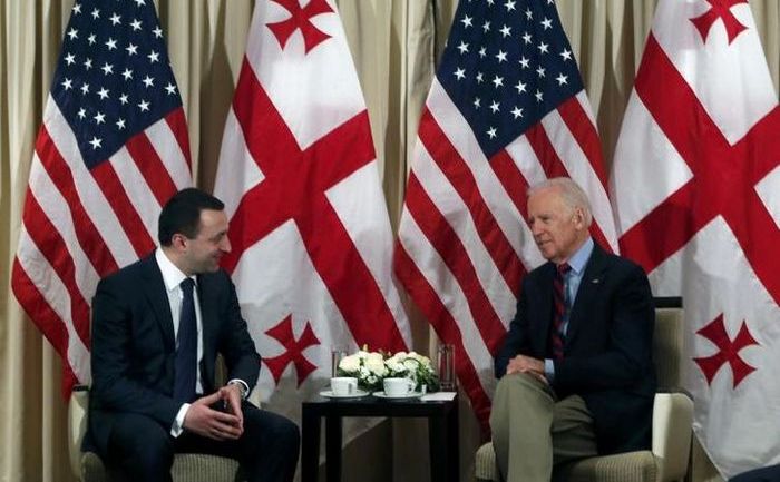 Vicepreşedintele  american Joe Biden (dr) discută cu premierul georgian Irakli  Garibaşvili în timpul Conferinţei pentru Securitate din Munchen, 8  februarie 2015. (Captură Foto)