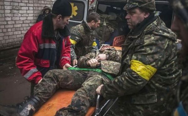 
 


Un soldat ucrainean rănit în luptele de lângă Debalţeve este transportat pe o targă pentru a primi îngrijiri medicale, 2 februarie 2015.

 