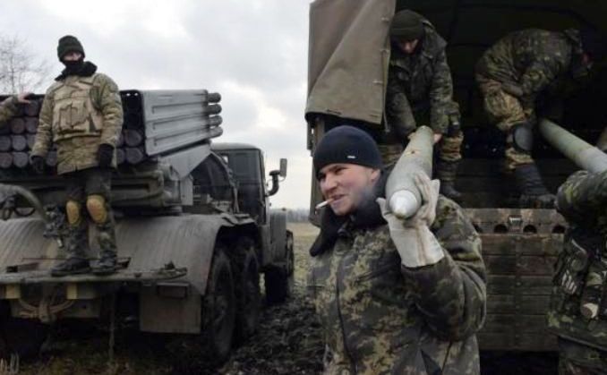 Soldaţi ucraineni descarcă rachete Grad dintr-un camion, înainte să le  lanseze împotriva forţelor separatiste de lângă Debalţeve, estul  Ucrainei, 8 februarie 2015.