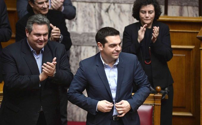 
 Premierul grec Alexis Tsipras se bucură după ce guvernul său a câştigat un vot de încredere în Parlament, 11 februarie 2015.