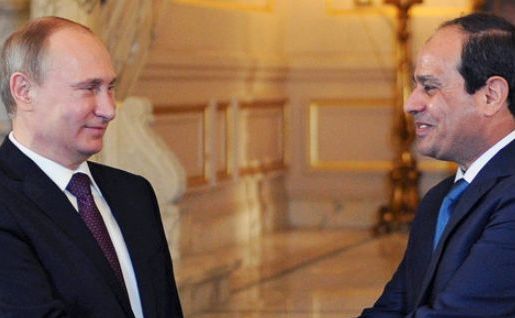 Liderul egiptean Abdel-Fattah el-Sisi (dr) dă mâna cu omologul său rus Vladimir Putin în timpul întâlnirii lor din Cairo, 10 februarie 2015.