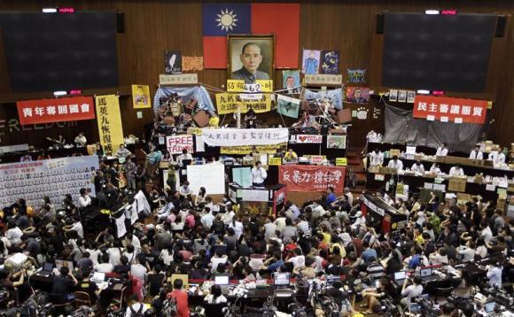 Manifestanţii taiwanezi au ocupat Yuan-ul Legislativ din Taipei, 5 aprilie 2014. (Captură Foto)