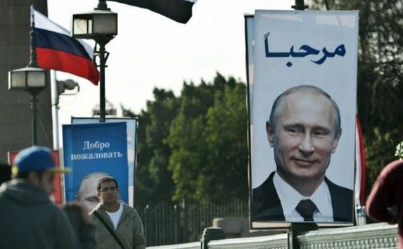 
  
Unul din posterele cu liderul rus Vladimir Putin care puteau fi văzute în Cairo în timpul vizitei acestuia în Egipt în 10-11 februarie 2015.
 