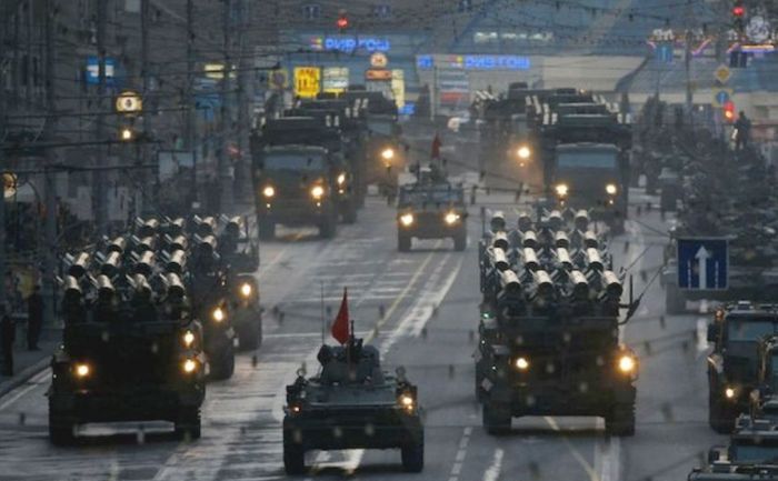 

Vehicule militare ruseşti se deplasează pe bulevardul Tverskaya din centrul Moscovei.
