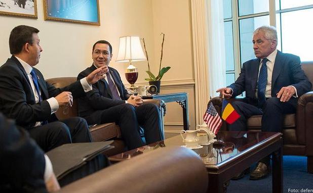 Victor Ponta şi Chuck Hagel (facebook.com)