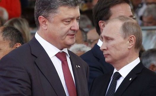 
Preşedintele ucrainean Petro Poroşenko (st) şi omologul său rus Vladimir Putin.