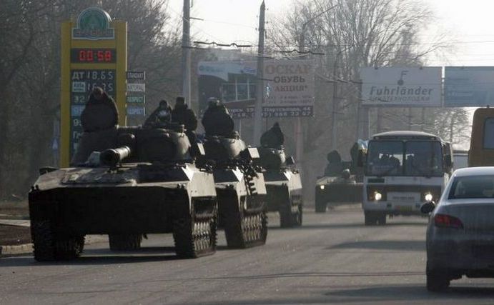 
 Forţele ucrainene se deplasează cu tancurile din Artemivsk spre Debalţeve, 11 februarie 2015.