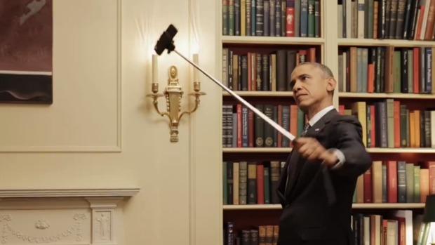 Barack Obama jucându-se cu un selfie stick în timp ce Europa aştepta tensionată rezultatul neogcierilor de la Minsk