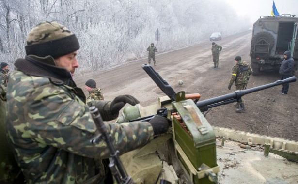 Soldaţi ucraineni pe un drum din Svitlodarsk, apropiindu-se de Debalţeve, 15 februarie 2015. (Captură Foto)