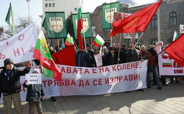 Manifestanţii bulgari protestează în Sofia împotriva extinderii NATO în ţara lor, 15 februarie 2015. (Captură Foto)