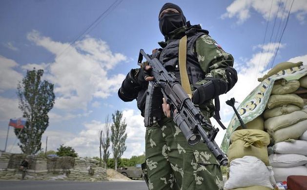 
Un rebel separatist pro-rus stă de pază la un punct de control lângă oraşul Debalţeve.
