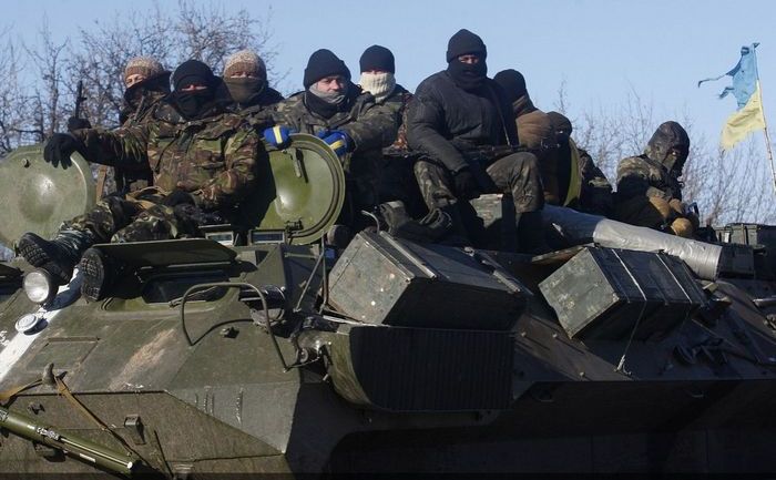 
Soldaţi ucraineni se deplasează cu un blindat, 17 februarie 2015.