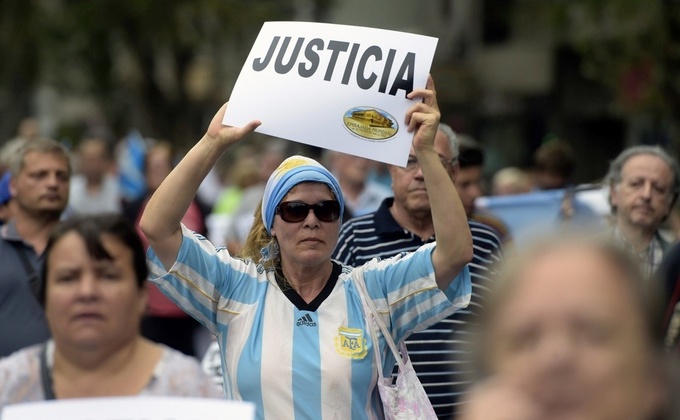 
Argentinienii participă la un marş al tăcerii în Buenos Aires, 18 februarie 2015.