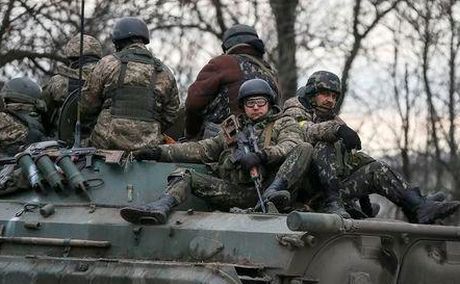 Soldaţi ucraineni în apropiere de Artemivsk, 19 februarie 2015. (Captură Foto)
