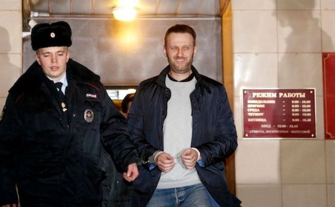 
Alexei Navalni iese încătuşt dintr-un tribunal din Moscova după ce a primit 15 zile de închisoare pentru promovarea unui miting ilegal, 19 februarie 2015.