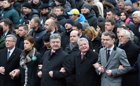 Preşedintele Poloniei, Bronislaw Komorowski, soţia preşedintelui ucrainean, Marina Poroshenko, Petro Poroshenko, preşedintele german Joachim Gauck, şi alţii la Marşul Demnităţii în Kiev, 22 februarie 2014