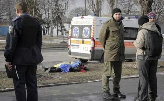 Una dintre cele trei victime cauzate de explozia care a vizat un marş al păcii în oraşul Harkov din estul Ucrainei, 22 februarie 2015.