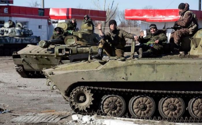 
Paramilitari pro-ruşi stau pe tancurile lor în oraşul Debalţevo, 22 februarie 2015.