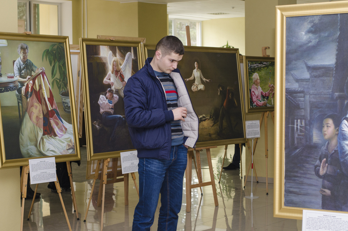 Vizitator la Expoziţia „Adevăr-Compasiune-Toleranţă”, Chişinău, 23 februarie (Epoch Times / Alina)