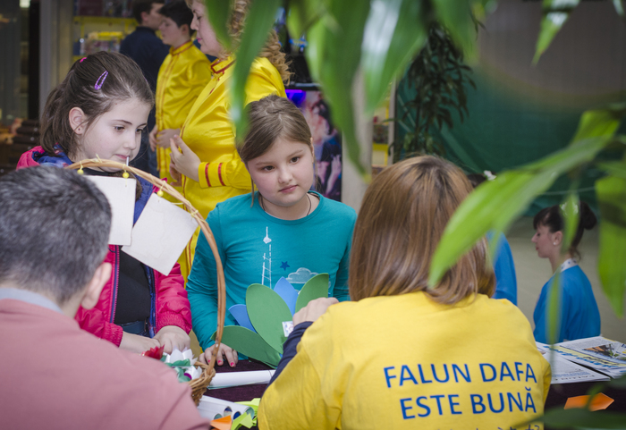 Membrii Asociaţiei Obşteşti Falun Dafa din Republica Moldova promovează cultura şi arta chineză
