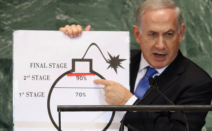Benjamin Netanyahu, în timpul unei prezentări alarmiste la ONU. 27 septembrie 2012