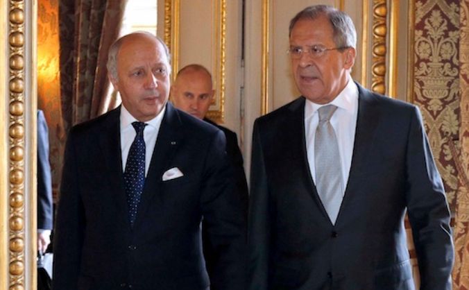 

Ministrul francez de externe Laurent Fabius păşeşte alături de omologul său rus Serghei Lavrov înaintea întâlnirii lor cu omologii din Ucraina şi Germania la sediul ministerului francez de externe din Paris, 24 februarie 2015.
